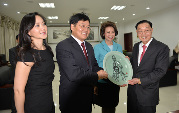 美國交通部長(zhǎng)趙小蘭父母親肖像鐵畫【 現(xiàn)收藏于來安縣博物館】 