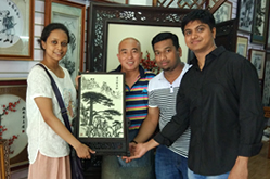 國外客戶與作者鐵畫大師魏民春合影