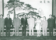 周恩來與外賓在人民大會堂巨幅迎客松前合影