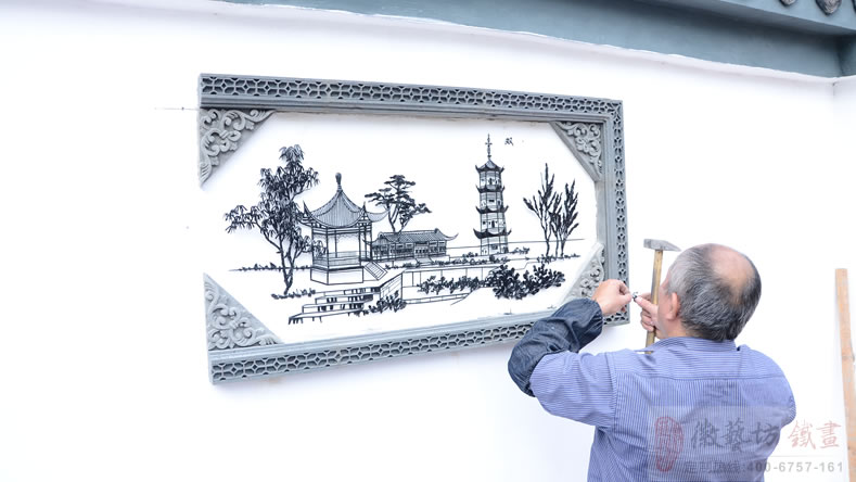 蕪湖名校鏡湖小學(xué)校園文化墻鐵畫(huà)-師傅正在安裝1