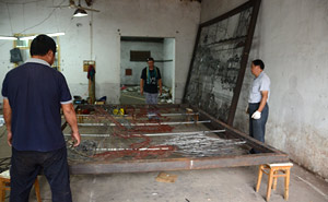 鐵畫裝裱現(xiàn)場