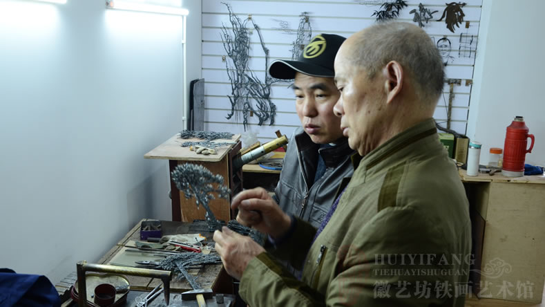 鐵畫(huà)大師張家康與徒弟魏民春探討學(xué)習(xí)迎客松制作要領(lǐng)2