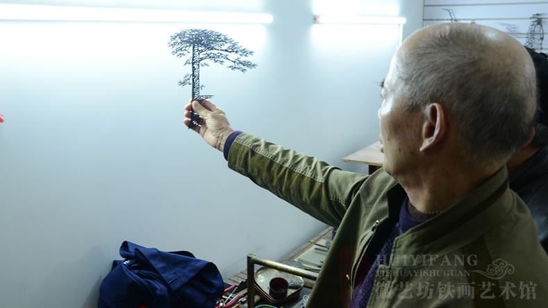 鐵畫(huà)大師張家康與徒弟魏民春探討學(xué)習(xí)迎客松制作要領(lǐng)4