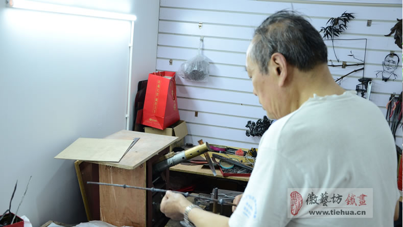 張德才鐵畫大師與魏民春大師研究立體竹竿的改進(jìn)方法2