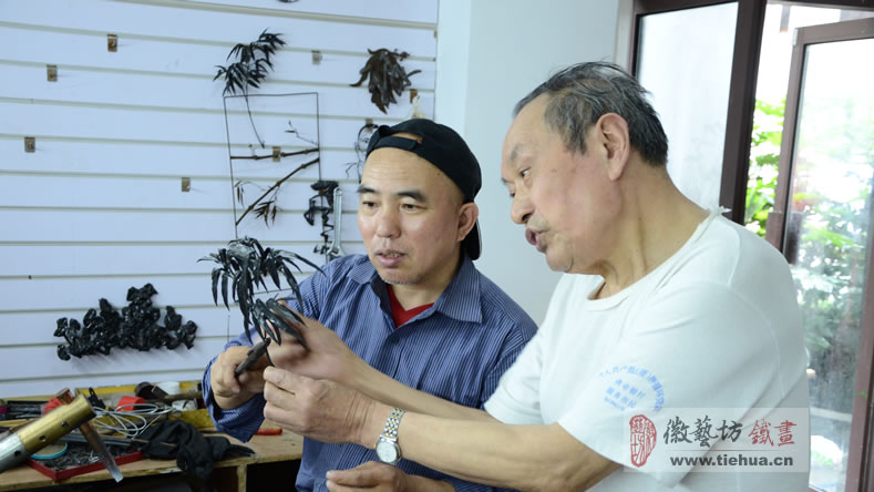 正在研究鐵畫竹葉的造型設(shè)計(jì)