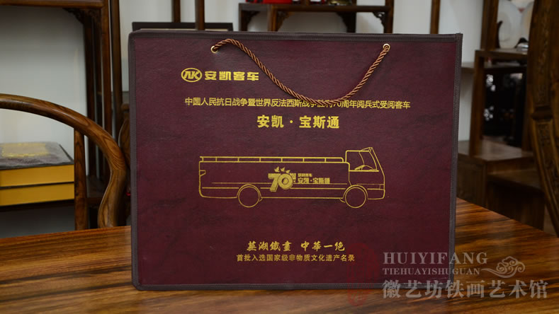 紀(jì)念抗戰(zhàn)勝利70周年閱兵式英雄方陣車輛安凱寶斯通鐵畫禮品1