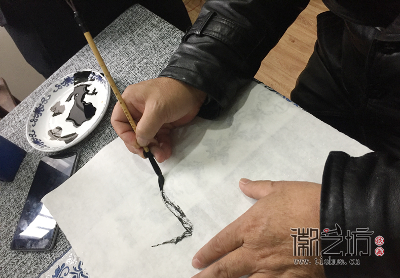 以松樹的形態(tài)表現(xiàn)人的姿態(tài) (2)