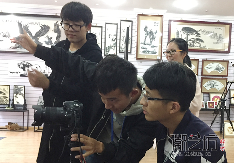 安師大皖江學(xué)院學(xué)生來(lái)徽藝坊拍攝紀(jì)錄片《鐵骨畫(huà)魂》 (5)