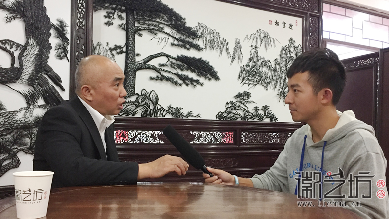 安師大皖江學(xué)院學(xué)生來(lái)徽藝坊拍攝紀(jì)錄片《鐵骨畫(huà)魂》 (9)