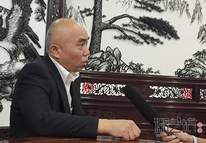 安師大皖江學(xué)院學(xué)生來(lái)徽藝坊拍攝紀(jì)錄片《鐵骨畫(huà)魂》 (11)