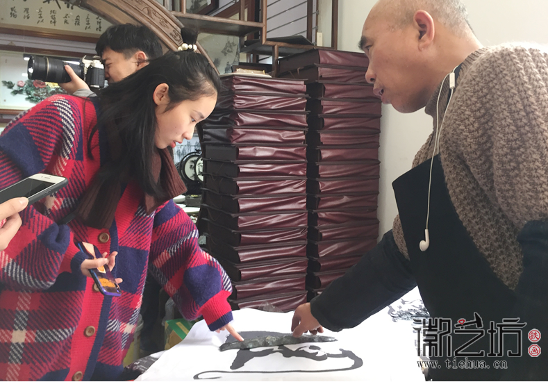 徽藝坊接待中國人民大學學子前來社會實踐 (2)