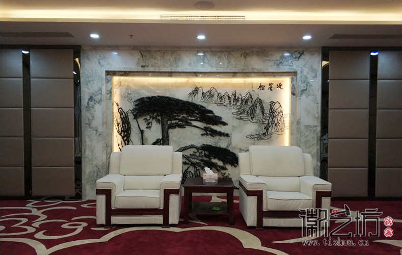 天津海益國(guó)際定制會(huì)客廳背景墻壁畫(huà)《迎客松》