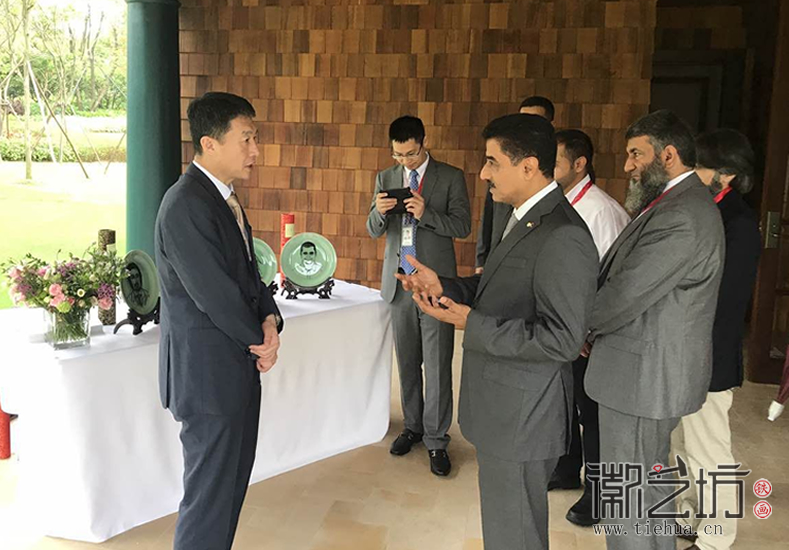 華為贈(zèng)中東友人鐵畫禮品現(xiàn)場(chǎng)1