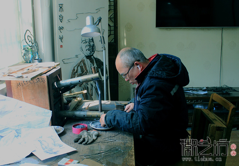 魏民春鐵畫《竟無止境》創(chuàng)作現(xiàn)場