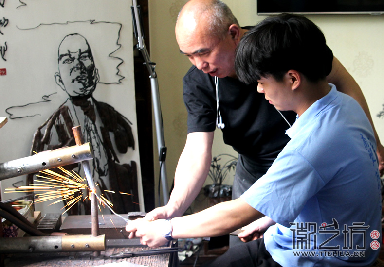 徽藝坊鐵畫迎來蕪湖商貿(mào)學(xué)院學(xué)子前來參觀 (9)