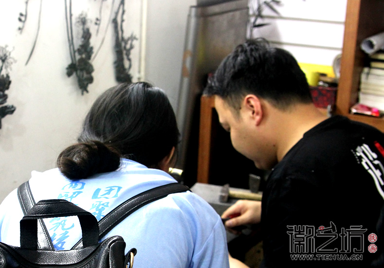 徽藝坊鐵畫迎來蕪湖商貿(mào)學(xué)院學(xué)子前來參觀 (20)