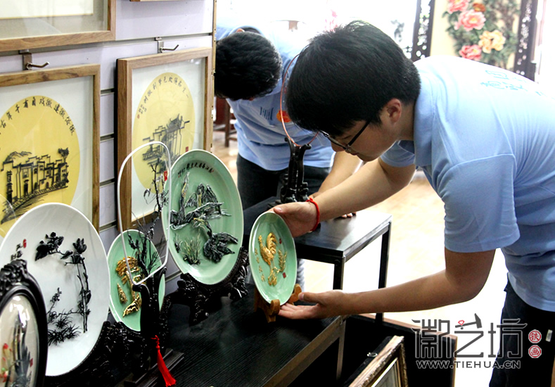 徽藝坊鐵畫迎來蕪湖商貿(mào)學(xué)院學(xué)子前來參觀 (23)