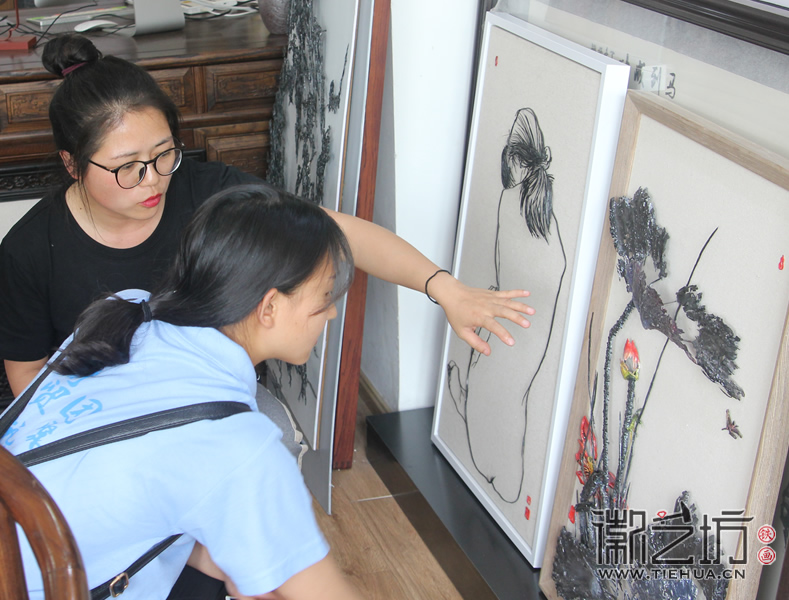 徽藝坊鐵畫迎來蕪湖商貿(mào)學(xué)院學(xué)子前來參觀 (7)