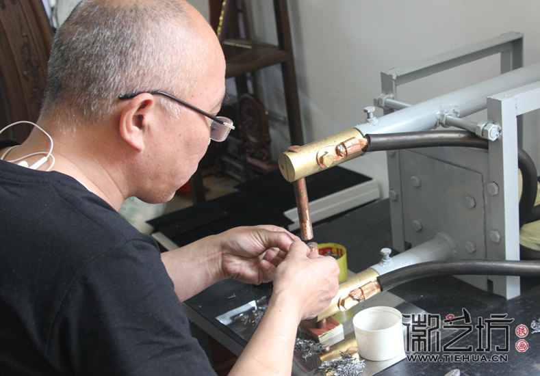 徽藝坊鐵畫迎來蕪湖商貿(mào)學(xué)院學(xué)子前來參觀 (30)