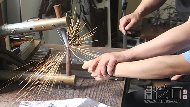 徽藝坊鐵畫迎來蕪湖商貿(mào)學(xué)院學(xué)子前來參觀 (8)