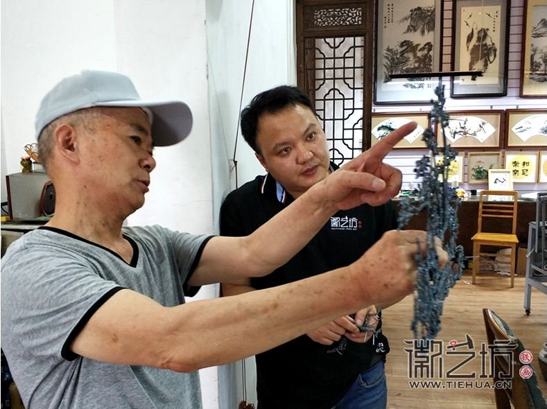 張家康大師與鐵畫(huà)新生代李強(qiáng)交流探討制作技藝 (2)