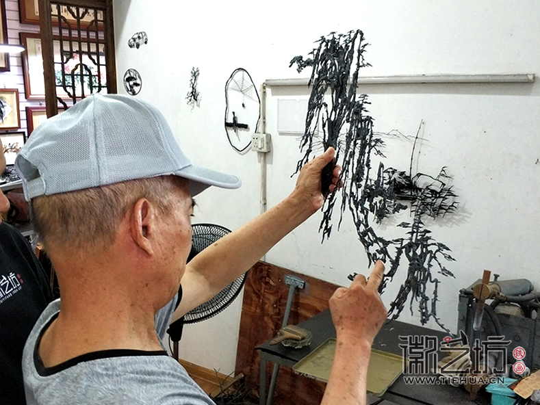 張家康大師與鐵畫(huà)新生代李強(qiáng)交流探討制作技藝 (1)