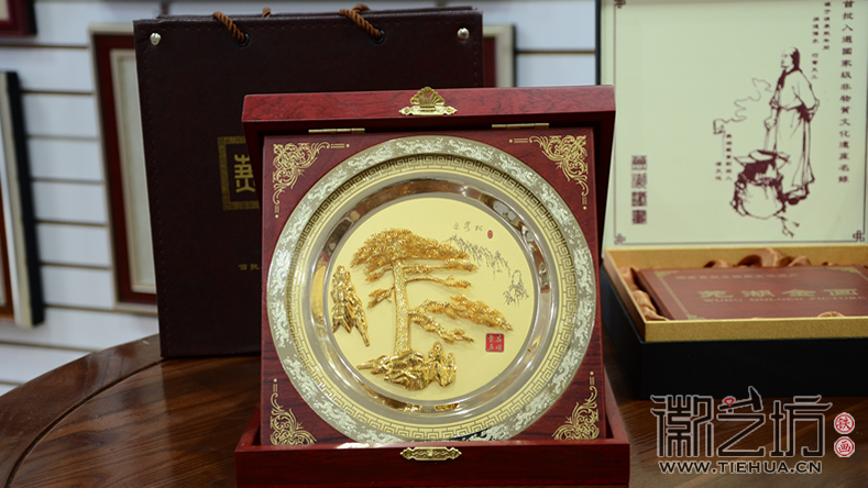 中式金盤(pán)折疊木盒迎客松金畫(huà)