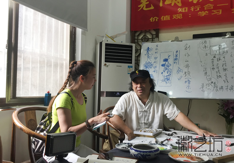 2017.6.3蕪湖電視臺(tái)蕪湖日?qǐng)?bào)來(lái)徽藝坊采訪8