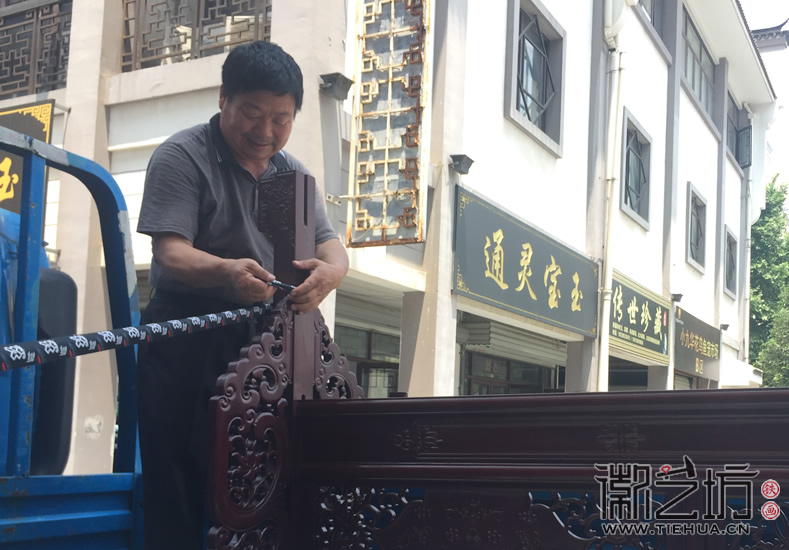 徽藝坊鐵畫屏風(fēng)裝載現(xiàn)場2