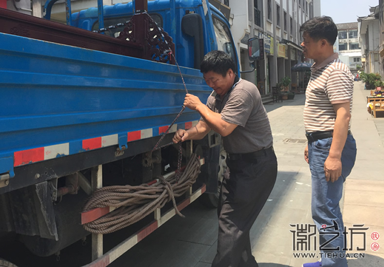 徽藝坊鐵畫屏風(fēng)裝載現(xiàn)場3