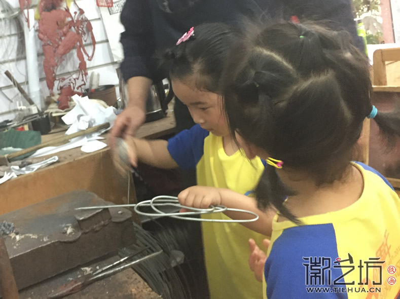 CUsersuserDesktop2017.6.9沿河小區(qū)幼兒園小朋友參觀徽藝坊鐵畫(huà)5