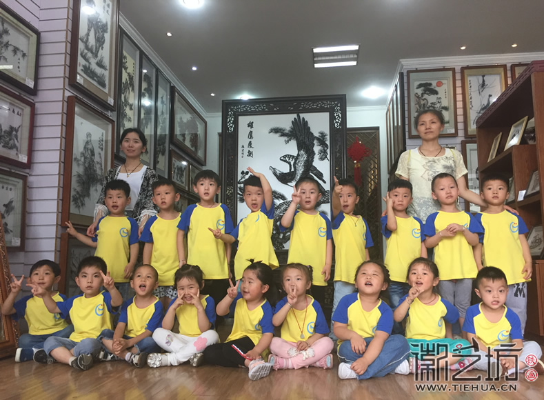 CUsersuserDesktop2017.6.9沿河小區(qū)幼兒園小朋友參觀徽藝坊鐵畫(huà)7