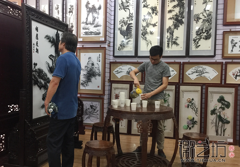 2017.6.13蕪湖鐵畫(huà)人才培養(yǎng)培訓(xùn)班學(xué)員來(lái)徽藝坊參觀學(xué)習(xí)1-1