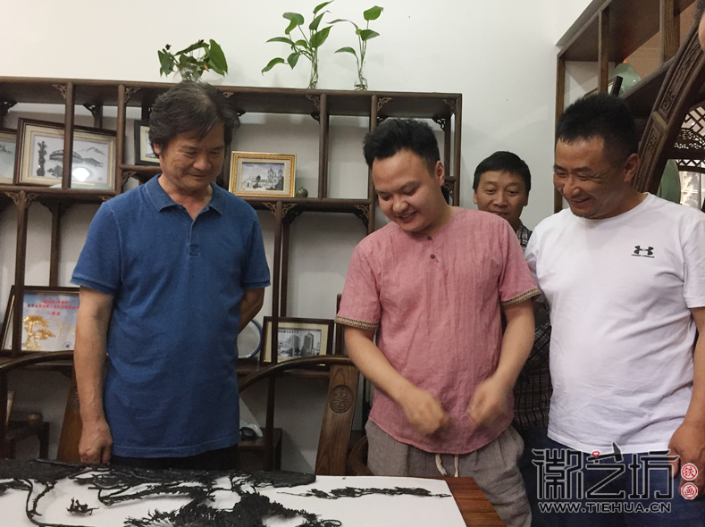 2017.6.13天津美院張向玉教授來徽藝坊現(xiàn)場(chǎng)指導(dǎo)鐵畫作品1