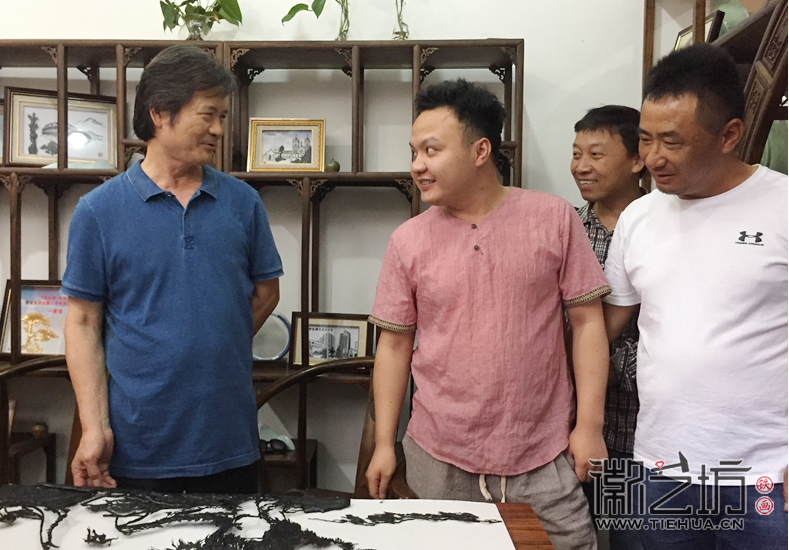 2017.6.13天津美院張向玉教授來徽藝坊現(xiàn)場(chǎng)指導(dǎo)鐵畫作品2