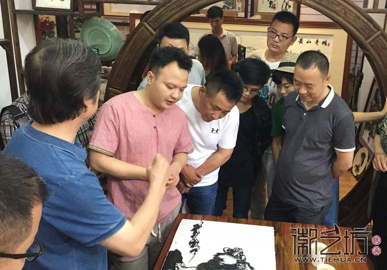 2017.6.13天津美院張向玉教授來徽藝坊現(xiàn)場(chǎng)指導(dǎo)鐵畫作品4