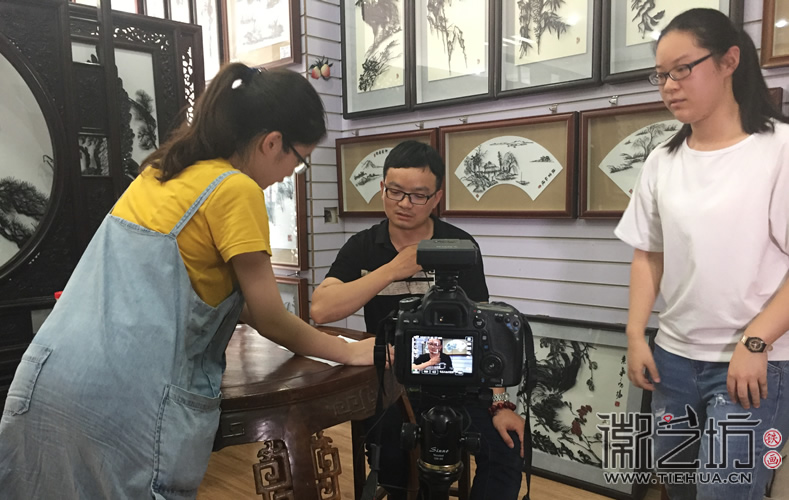 UIC大學生情系蕪湖鐵畫采訪徽藝坊鐵畫藝人章正貴3