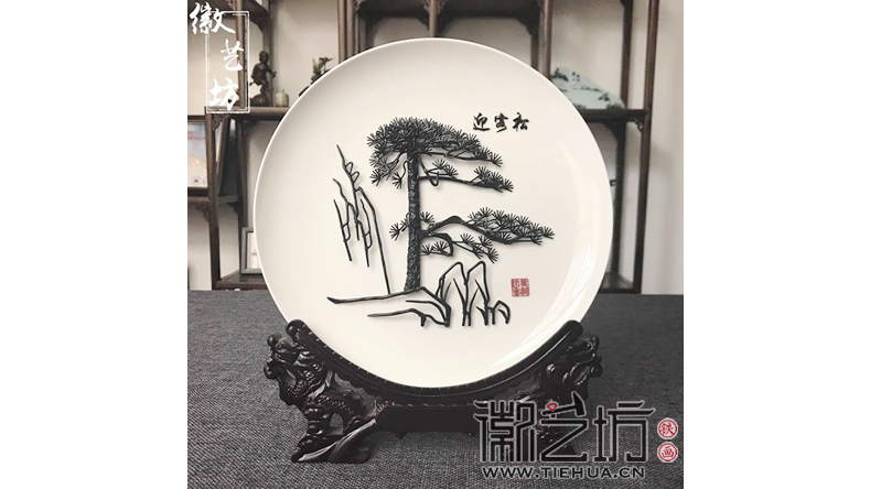 白瓷盤(pán)迎客松鐵畫(huà)