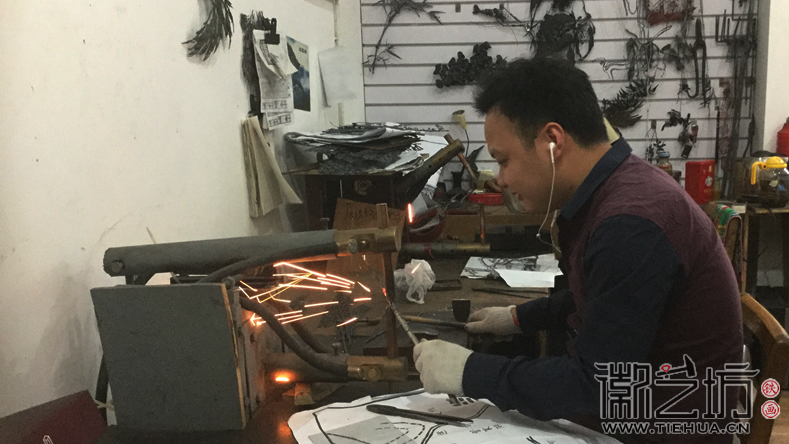 2017.8.2徽藝坊李強(qiáng)新作飛鷹山水鐵畫《九萬里風(fēng)鵬正舉》 (1)