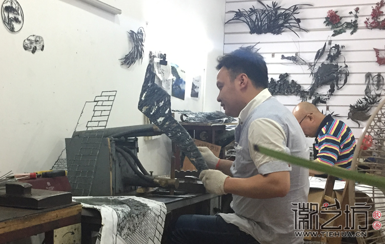 徽藝坊新秀李強(qiáng)鐵畫鍛制進(jìn)行中