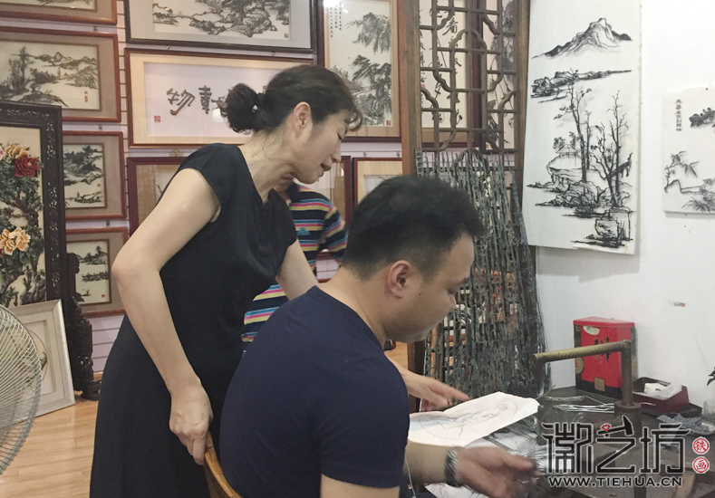 李愛平老師與徽藝坊鐵畫藝人共同探討作品的效果 (2)