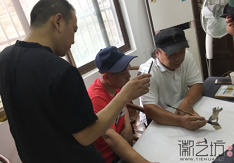 謝克謙老師給學(xué)員演示如何畫蝦 (2)