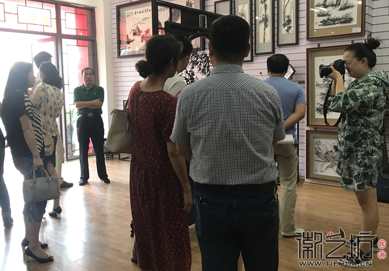 蕪湖市鏡湖區(qū)人大、區(qū)政府及相關領導來徽藝坊鐵畫調研指導4