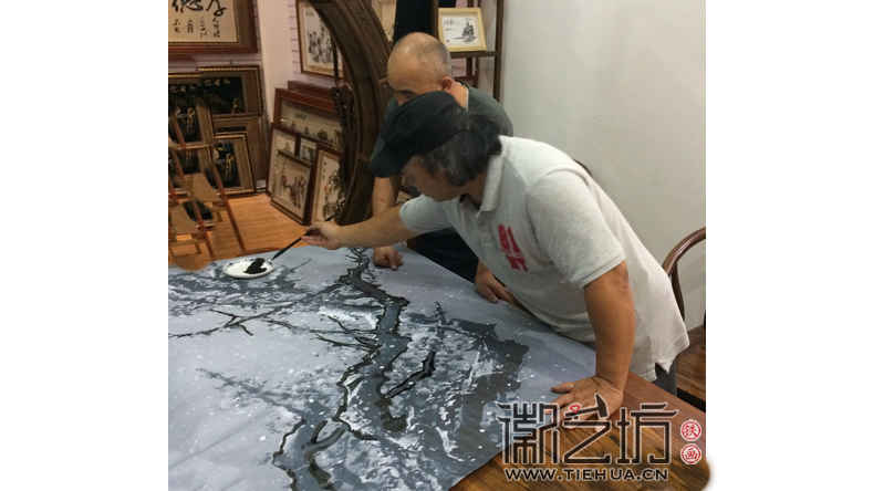 鐵畫《梅花魂》創(chuàng)作中1