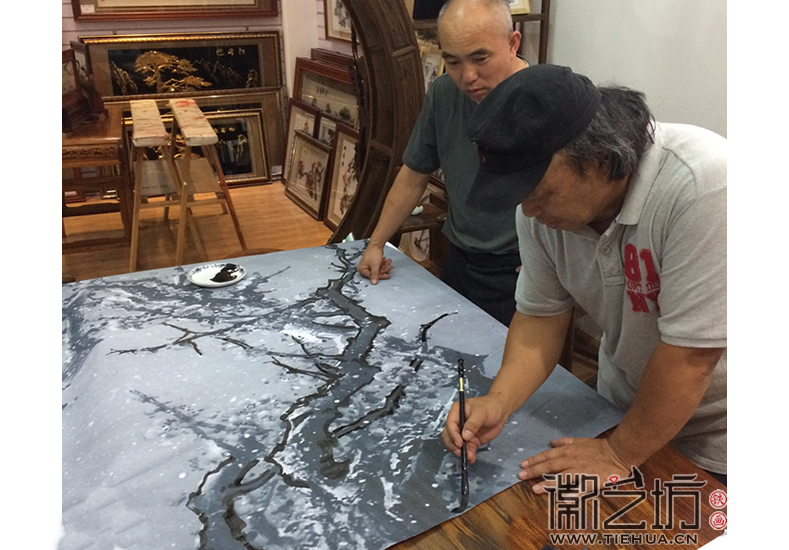 鐵畫《梅花魂》創(chuàng)作中3