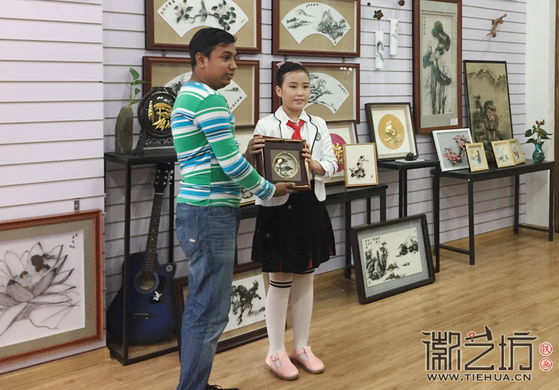 弘揚傳統(tǒng)文化宣傳蕪湖鐵畫小記者到徽藝坊錄制參賽作品 (3)