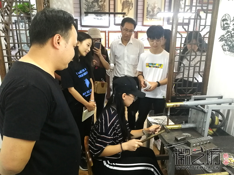 校企合作 徽藝坊正式成為安徽建筑大學(xué)藝術(shù)學(xué)院創(chuàng)新創(chuàng)業(yè)基地 (12)