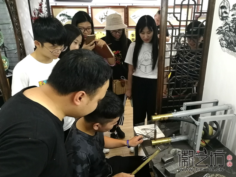 校企合作 徽藝坊正式成為安徽建筑大學(xué)藝術(shù)學(xué)院創(chuàng)新創(chuàng)業(yè)基地 (13)