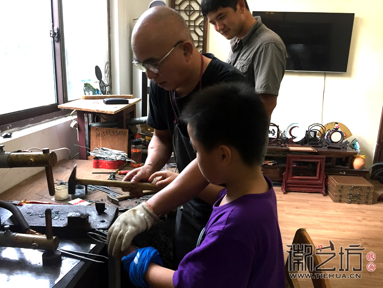 奧拓夏令營徽藝坊鐵畫體驗(yàn)活動(dòng) (6)