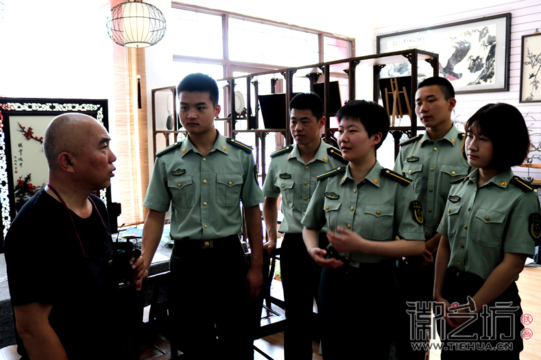 河北武警學院參觀考察徽藝坊鐵畫 (15)